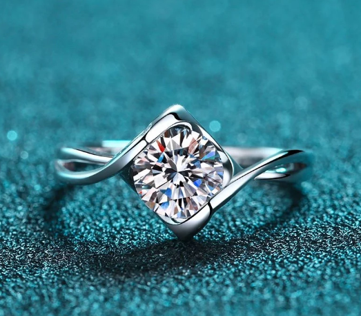 💍 Cómo elegir el anillo de compromiso perfecto: moissanita, elegancia brillante sin arruinarte