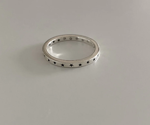 Anillo estelar de plata de ley 925 con diseño de estrellas. Joya astral y elegante para mujer.