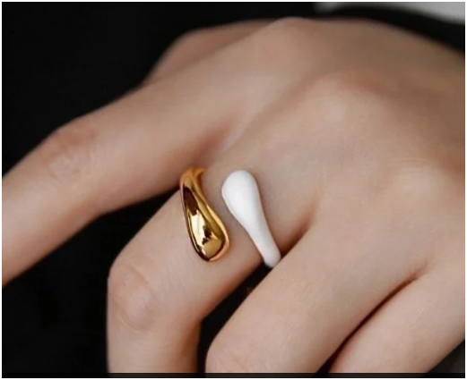 Modelo mostrando anillo blanco esmaltado chapado en oro de 18K – diseño geométrico