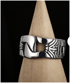 Anillo chapado en oro de 18K sobre cono de terciopelo beig, fondo negro.