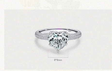 Detalle del anillo con piedra central en forma de corazón de 8 mm