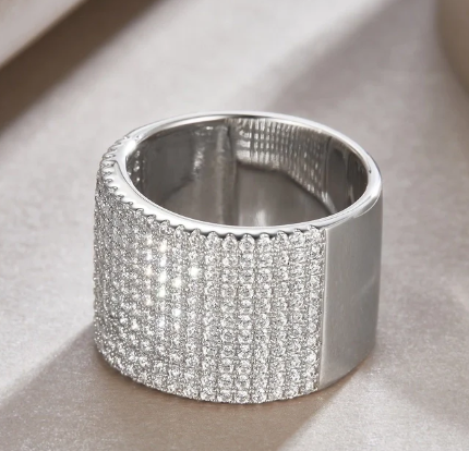 Anillo moissanita corazón visto desde arriba con sombras naturales