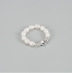 Anillo de perlas y corazón de plata de ley mostrado sobre fondo gris