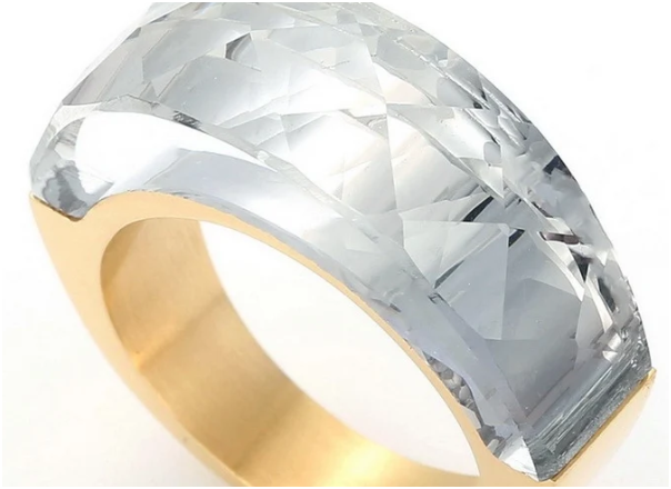 Anillo gris claro chapado en oro de 18K con piedra de vidrio