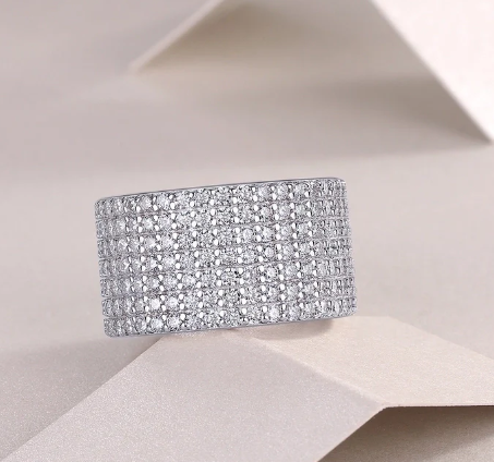 Anillo corazón moissanita sobre cajitas de presentación