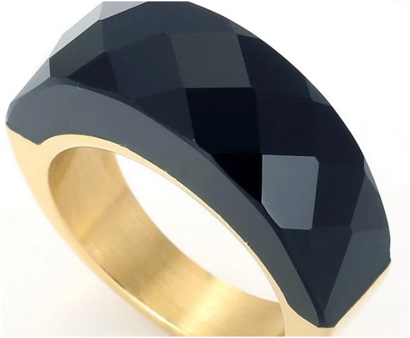 Anillo negro chapado en oro de 18K con piedra de vidrio