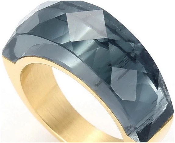Anillo gris oscuro chapado en oro de 18K con piedra de vidrio