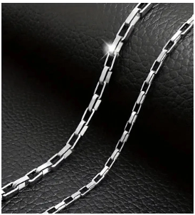 Cadena de hombre estilo botón en acero inoxidable y titanio, doble vuelta sobre fondo negro brillante.