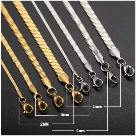 Cadenas de hombre en acero de titanio chapadas en oro y plata, presentadas sobre fondo negro. Se muestran los distintos grosores (2,5 mm, 3 mm, 4 mm y 5 mm) y las longitudes señaladas con números, para elegir la medida perfecta. Colección Hellochic@s-MEN.