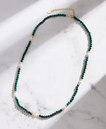 Detalle del Collar Trendor con malaquitas verdes naturales y acabados dorados