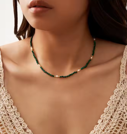 Collar con malaquitas verdes naturales sobre base de plata y oro 18K – Brillamor