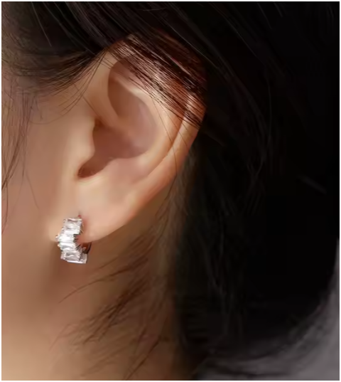 Pendientes en combinación con collar minimalista, creando un conjunto elegante.