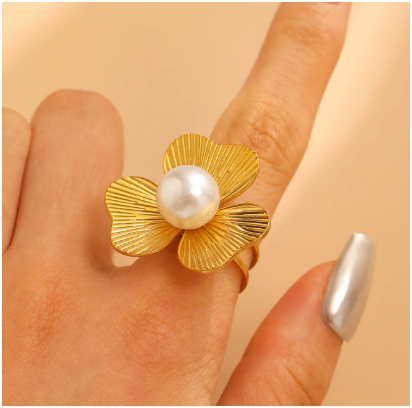 anillo colocado sobre dedo de modelo en un fondo tenue