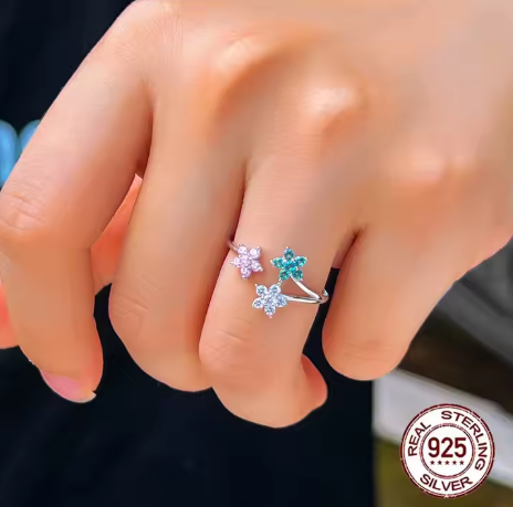 Anillo de Plata Esterlina con Tres Estrellas de Circonita Cúbica Multicolor – Talla Única