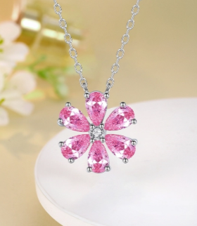 Foto del collar de flor multicolor en el cuello de una modelo, en un look primaveral.