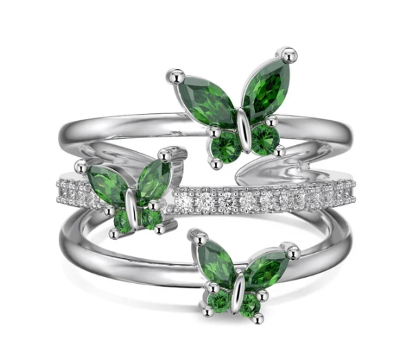 Anillo verde y plateado sobre fondo claro, destacando el contraste entre el esmalte y la plata de ley.