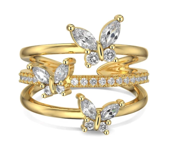 Anillo con mariposas en dorado y plateado/blanco, con enfoque en los brillos de la zirconita y contraste de metales.