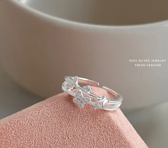 Primer plano del anillo mariposa en plata de ley 925 con brillo de circonitas.