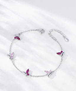 Vista lateral de la pulsera elegante con mariposas brillantes