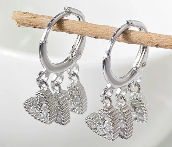 Pendientes de aro chapados en oro de 18K con charms de corazón y zirconitas brillantes
