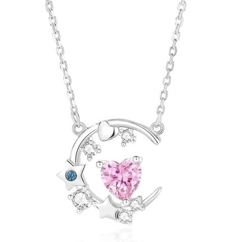 Collar con piedra corazón rosa y luna con circonitas sobre fondo neutro