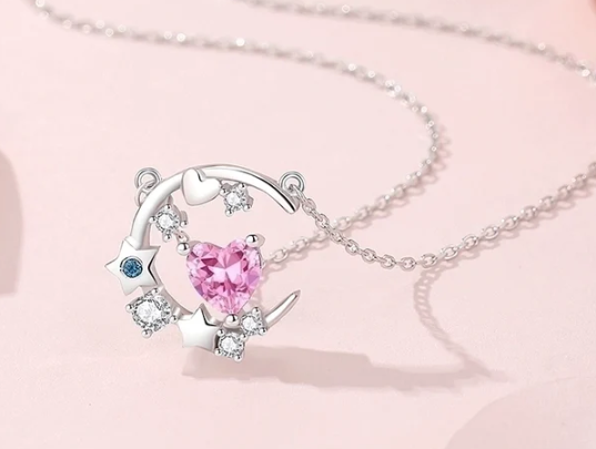 Detalle del colgante corazón y luna visto de cerca