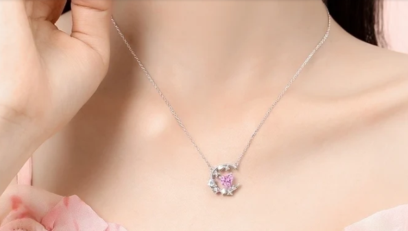 Collar colocado sobre escote femenino, resaltando su brillo