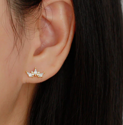 Pendientes tipo piercing con forma de corona en oreja femenina