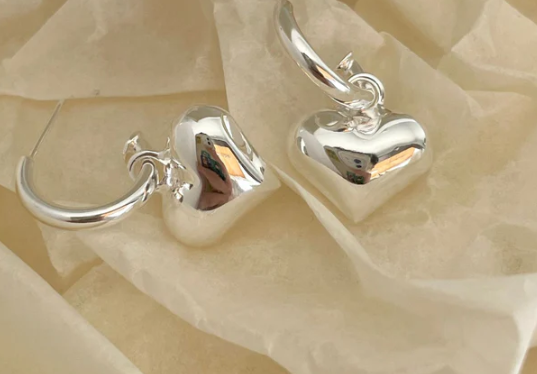 Orecchino a cerchio con ciondolo a cuore