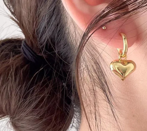 Orecchino a cerchio con ciondolo a cuore
