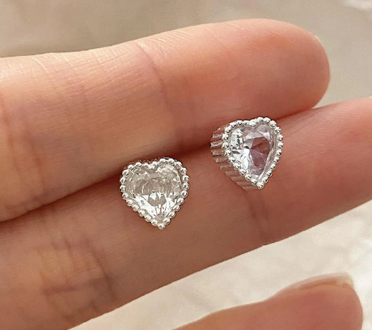 joya inspirada en la simbología oriental con forma de corazón y brillo interior