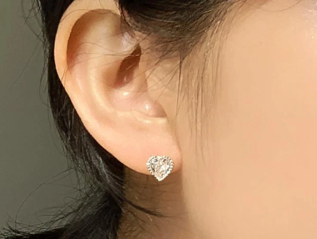 pendientes ligeros y sofisticados con corazón facetado y toque moderno