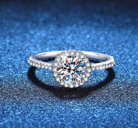 Detalle de moissanita brillante en anillo de plata 925
