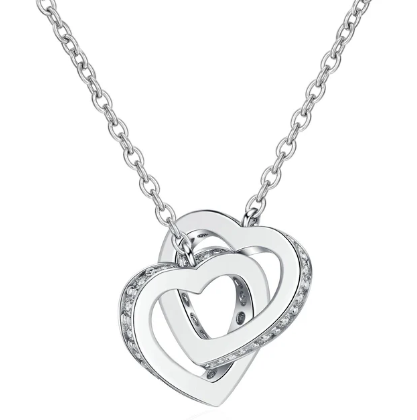 Vista frontal del colgante en plata con moissanita en forma de corazón sobre fondo blanco