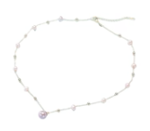 Detalle del collar Rosé de perlas de agua dulce. Vista cercana que muestra la textura y brillo natural de cada perla.