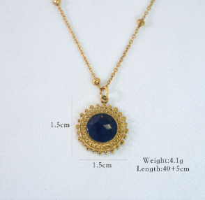 Collar de ágata negra montado sobre placa en forma de sol, vista frontal sobre fondo blanco