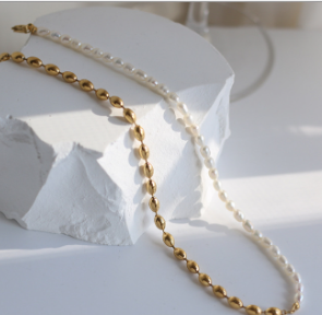 Collar perlas blancas y titanio – vista completa