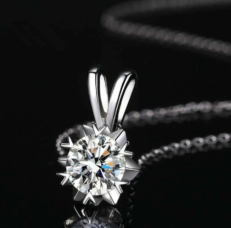 detalle de moissanita brillante con halo de zirconitas en collar de plata 925