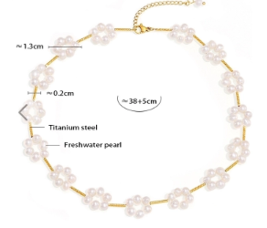 Collar de perlas con diseño de margaritas y cadena de plata sobre fondo blanco, mostrando medidas del collar y tamaño de cada margarita