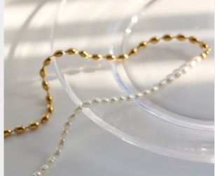 Collar perlas y titanio – vista detalle