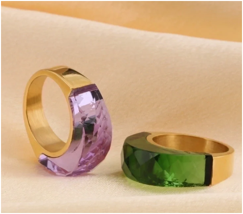 Anillos azul y púrpura con contraste de formas sobre fondo beige