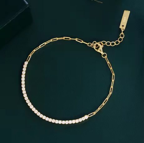 Detalle cierre mosquetón de pulsera oro 14k con zirconitas