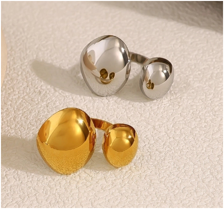 Anillo Oh là là chapado en oro de 18K sobre fondo beige