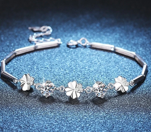 Pulsera de plata tubular con moissanita brillante GRA iluminada en fondo azul