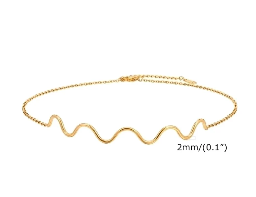 Primer plano de la gargantilla Ondas de acero inoxidable chapado en oro, detalle de las ondas metálicas medidas 2mm
