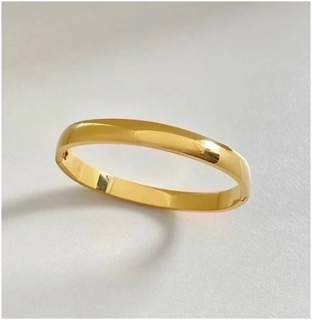 Brazalete chapado en oro 18K de 6mm sobre fondo blanco con su sombra proyectada.