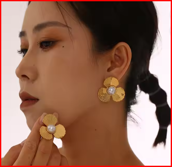 Mujer japonesa luciendo pendiente chapado en oro blanco 16K en la oreja y otro pendiente apoyado en la barbilla, look elegante y moderno.