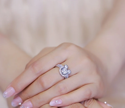 Modelo mostrando anillo doble en dedo corazón, estilo elegante y juvenil.