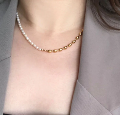 Collar de perlas blancas y titanio – puesto en modelo