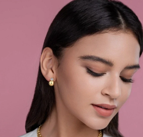 Modelo llevando pendientes moissanita en oreja izquierda, mirada directa